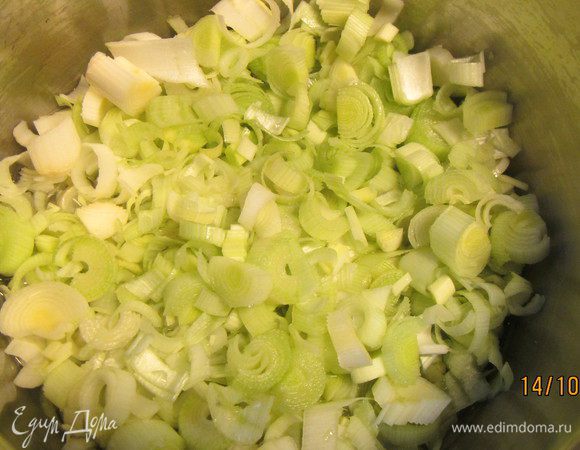 Лук порей режем мелко.В сотейнике разогреваем масло и обжариваем лук до мягкости минут 5-7.
