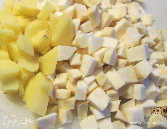 Картофель и сельдерей режем кубиками.
