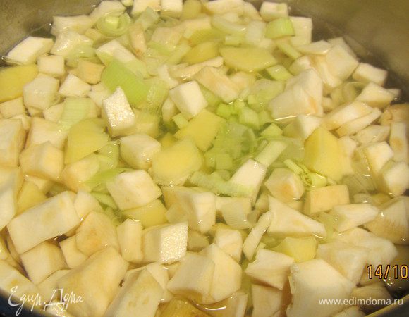 Добавляем их в сотейник. Вливаем бульон, доводим до кипения, уменьшаем огонь, накрываем крышкой и готовим минут 20, до мягкости овощей.
