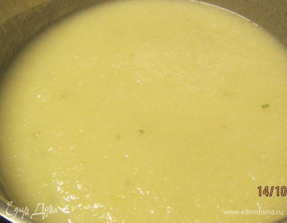 Блендером взбиваем суп в пюре. Солим, перчим по вкусу. Добавляем сливки.

