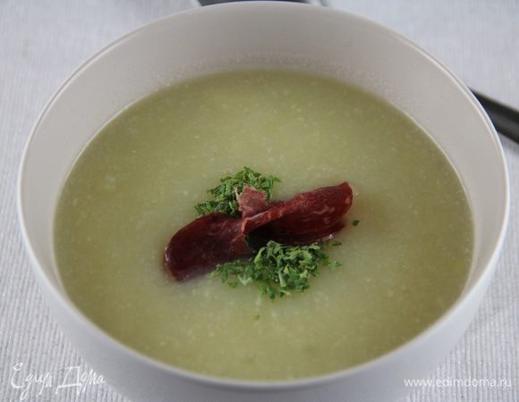 Разливаем суп по тарелкам и подаем. Можно еще сюда добавить свежей зелени, сыра, бекона из-под гриля, гренок или сухариков. Приятного аппетита)