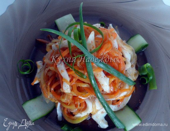 Лук нарезать полукольцами и обжарить до прозрачного цвета на растительном масле, морковь и кабачок натереть на корейской терке и обжарить в масле с добавлением сахара и паприки. 