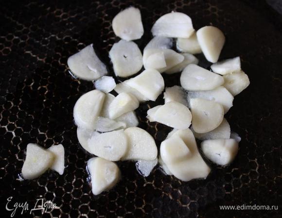 Большие зубчики чеснока очистить, нарезать пластинами толщиной 3-4 мм и обжарить на оливковом масле.