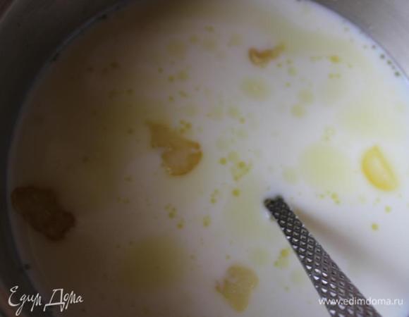 В это время в кастрюлю налить молоко и поставить на огонь.
Обжаренный чеснок добавить к молоку и довести смесь до кипения.