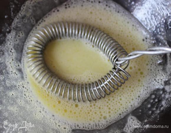 Хорошо взбить венчиком желтки с парой столовых ложек молока из кастрюли и, тщательно помешивая молоко, тонкой струйкой вылить их в суп.