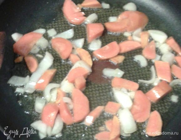 На растительном масле обжариваем лук и морковь  (овощи можно порезать грубо, большими кусочками) далее перекладываем  в сотейник.