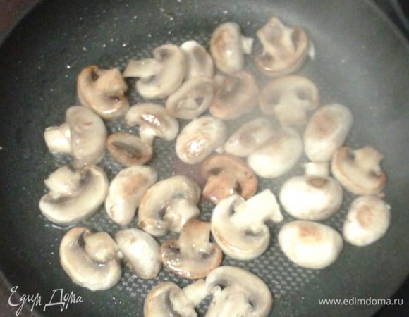 На этом же масле обжариваем грибы.  Грибы пока оставляем их не нужно долго варить. 