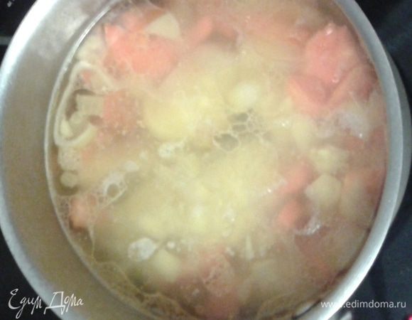 В сотейник добавляем картофель заливаем овощным бульоном ( я добавляю обычный кипяток)  приправляем солью, перцем, можно добавить сухие специи, варим 10 минут.