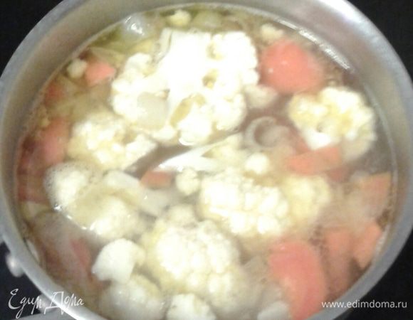 Затем кладем цветную капусту, разобранную на соцветия, варим овощи до мягкости еще минут 10.  
