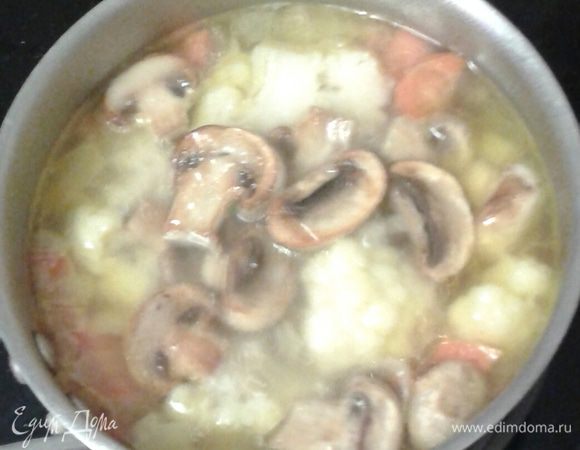 Добавляем грибы (несколько штучек можно отложить для украшения), зелень, пробуем на соль, 