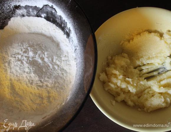 Духовку поставим на разогрев до 180 градусов.
Муку с крахмалом просеиваем, масло разотрем с сахаром.

