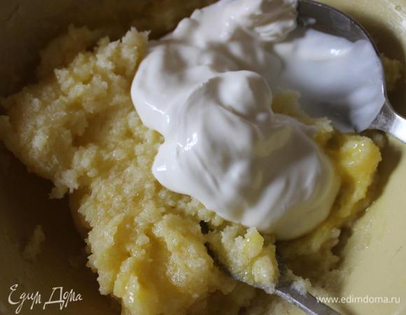 Добавим к маслу желток и сметану, перемешаем.