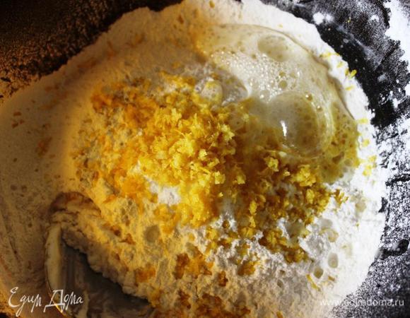 Соединим с мукой, добавим натертую с половинки лимона цедру, ванилин и гашеную лимонным соком (1 ст.л.) соду.