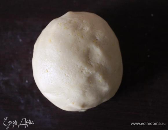 Замесим тесто. 
Оно должно быть пластичным и очень приятным в работе.