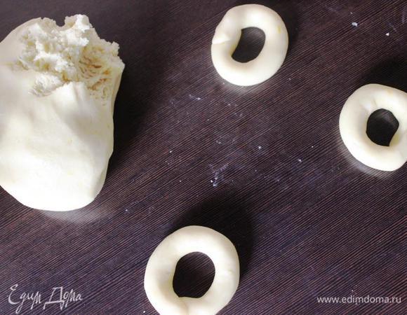 Отщипываем от теста кусочки размером с грецкий орех, раскатываем из них жгутики и соединяем концы.
Получается 20-24 штуки в зависимости от размера.