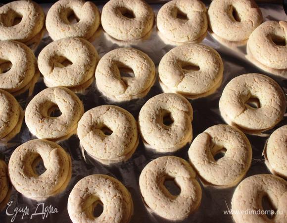 Выкладываем на застеленный противень на расстоянии друг от друга, так как печенье при выпечке прилично растет. И ставим в разогретю духовку на 15-20 минут до легкой румяности.
У меня стояли 18 минут.