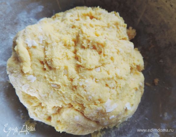 Смешиваем тыквенное и картофельное пюре. Добавляем масло или маргарин комнатной температуры, соль, яйцо, разрыхлитель и замешиваем мягкое тесто. Оно сможет слегка липнуть к рукам, это нестрашно. Отправляем тесто в холодильник, предварительно завернув в пищевую пленку.