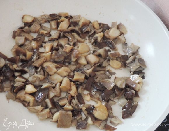 Готовим начинку. Вешенки моем и нарезаем небольшими кусочками. Жарим на сухой сковороде до испарения жидкости. 