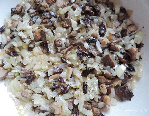 Тогда добавляем на сковороду растительное масло и мелко нарезанную крупную луковицу. Жарим все вместе до тех пор, пока лук не станет прозрачным. Солим по вкусу.