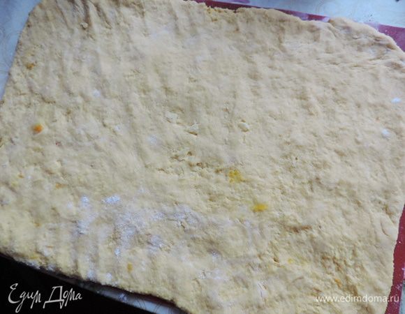 Раскатываем тесто в пласт приблизительно 30*40см. Это удобно делать на пергаменте или силиконовом коврике, чтобы с их помощью свернуть рулет. И тесто, и рабочую поверхность перед раскаткой теста слегка посыпаем мукой.