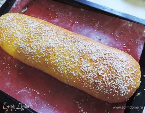 Готовому рулету даем остыть на противне до теплого состояния. 