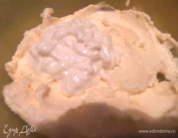 Делала вечером,поэтому первые фото даже не публикую,там всё белое: масло растереть с сахаром и добавить сметану. Если делать с джемом,то можно обойтись без сахара!