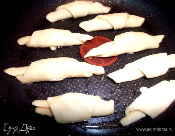 Скручиваем в рулетик и переносим на смазанную маслом форму. Верх можно помазать желтком или как я-молоком.