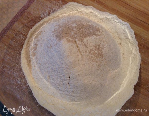 Муку просеять, смешать с дрожжами, солью и водой(175мл). Вымесить тесто.