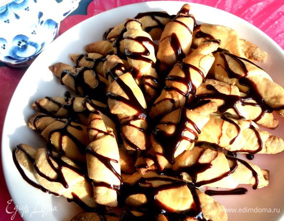 Верх поливаем готовым шоколадным соусом для десертов (поливаем мороженое им!).