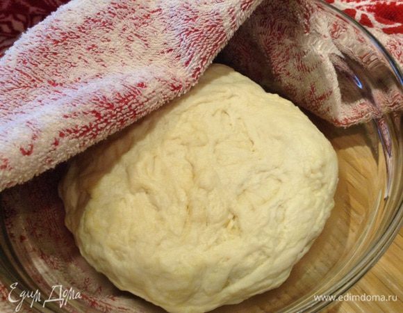 Добавить масло и хорошо вымесить. Оставить на 30мин, накрыть салфеткой.