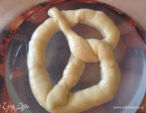 Растворить соду в 1л. горячей воды. Опустить в воду каждый крендель на несколько секунд. 