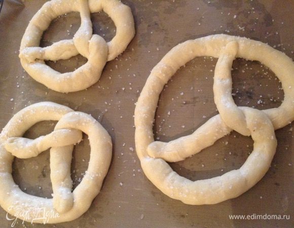 Переложить на противень, присыпать крупной солью.