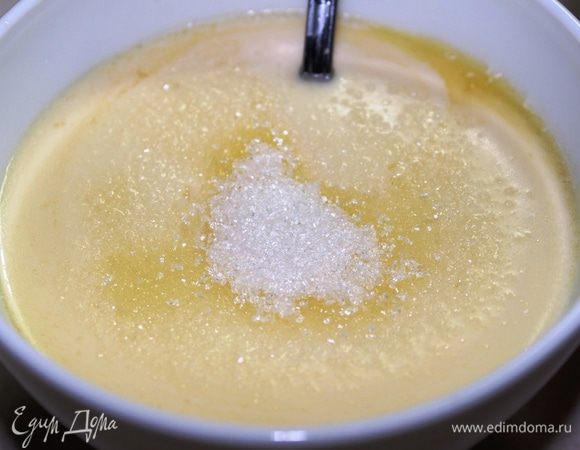 Для теста необходимо смешать в пиалке растопленное сливочное масло (остывшее), растительное масло, воду, сметану, соль и сахар.