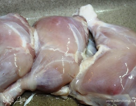 Куриные окорочка хорошо промыть, снять с них кожу (она не нужна), вырезать белые жилки. Жирок можно немного оставить (для сочности). Срезать с костей мясо и обсушить его.