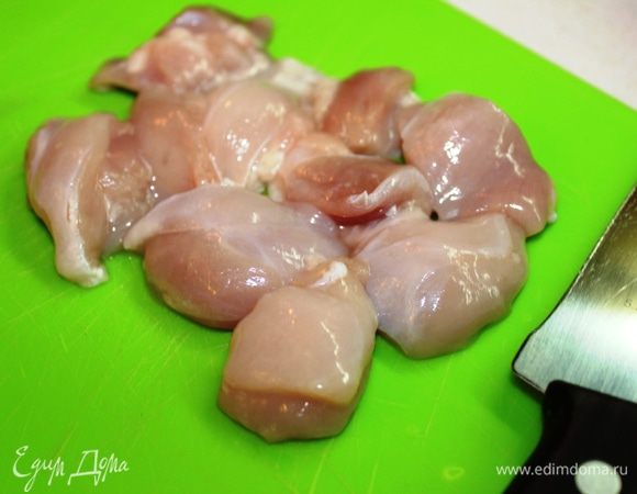 Нарезать мякоть курицы кусочками (примерно 2х2 см., не меньше).