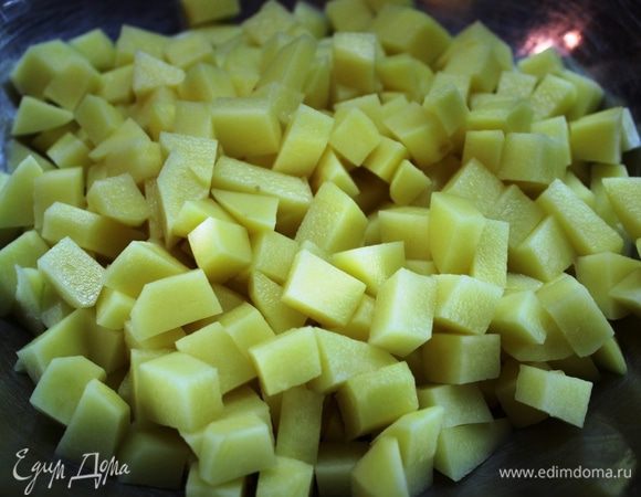 Картофель очистить и нарезать кубиками (1,5х1,5 см.)