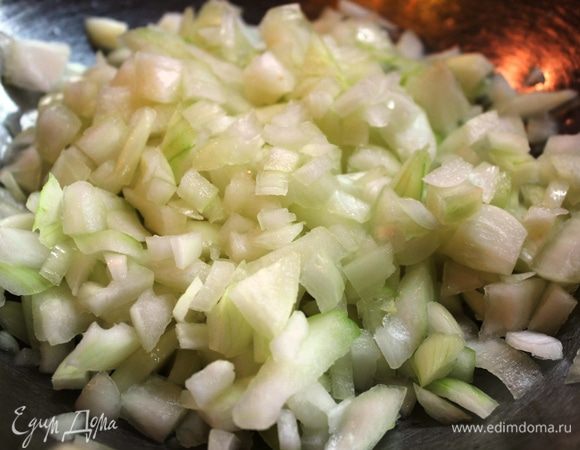 Лук очистить и нарезать мелким кубиком.