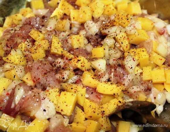 Смешать курицу, картофель и лук, добавить соль и свежемолотый перец ( у меня была смесь перцев с преобладанием розового перца...он очень ароматный). Я позволила себе добавить еще 0,5 ч.л. сухой горчицы для более яркого вкуса (это по желанию). Начинке долго стоять не стоит, надо сразу же начинать готовить элеши (иначе появится сок). Кстати, я прежде все взвесила и у меня получилась следующая пропорция: мясо - 600 грамм, картофель - 400 грамм, лук - 200 грамм (это после очистки и нарезки)