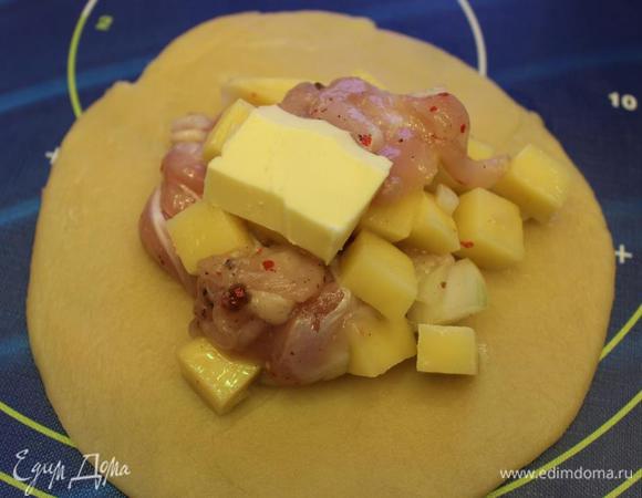 Большой шарик раскатать, в центр разместить начинку (2-3 ст.ложки) и кусочек сливочного масла (1 ч.л.)