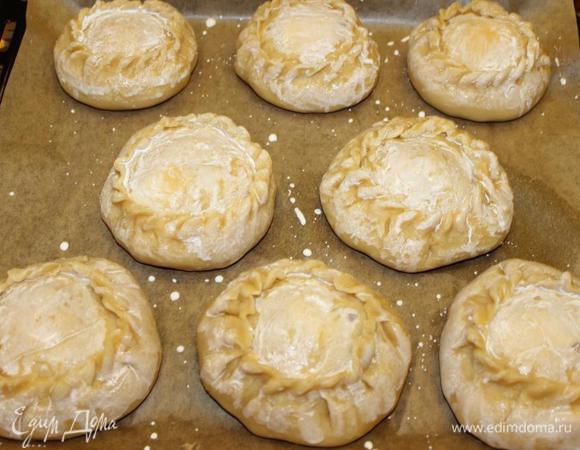 Духовой шкаф нагреть до 190 градусов. Выложить заготовки элешей на противень, застланный бумагой. Смазать сливками или растопленным сливочным маслом.