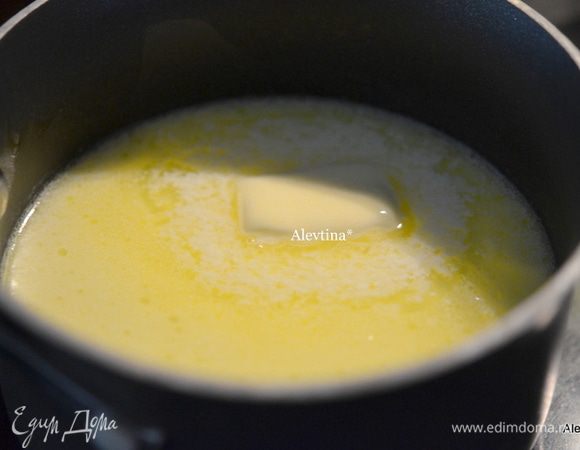 Разогреть духовку на 180 гр. Приготовить квадратную форму, слегка смазать маслом. Сливочное масло 60 г  растопить в молоке. Снять с огня.
