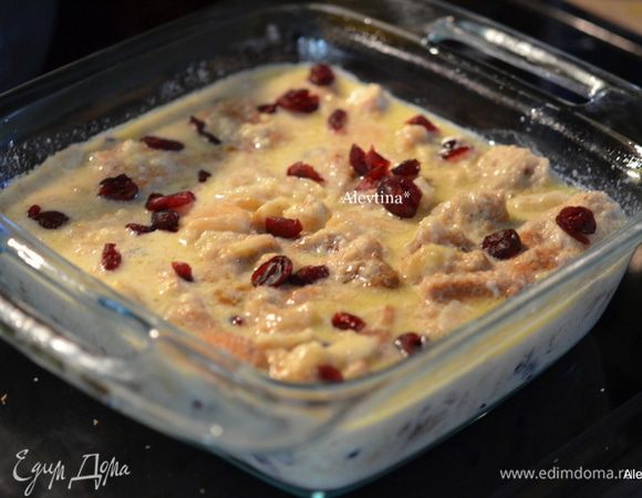 В емкости смешать яйца, соль 1/4 ч.л, сахар 1/4 ст., корицу. Затем молоко с маслом. Добавить хлеб кубиками, изюм или сушеную клюкву, если используете. Перемешать. Переложить в форму. Поставить в духовку на 40-45 мин.
