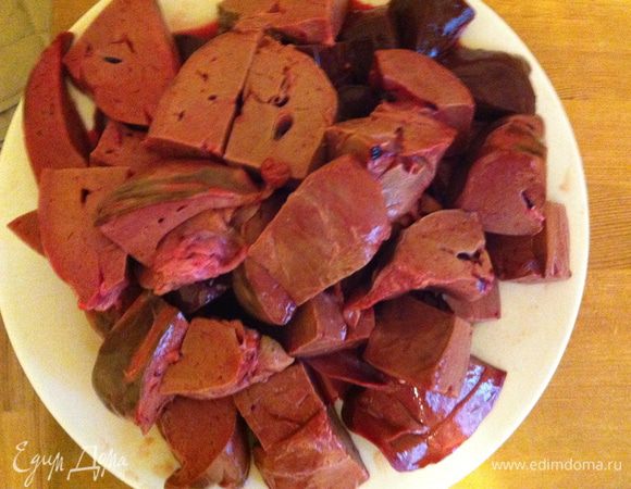 Берем печень. Нарезаем на небольшие кусочки.