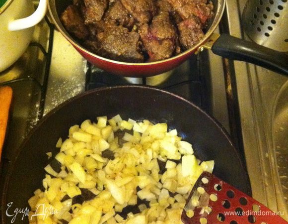 В той же сковороде обжариваем нарезанный лук.