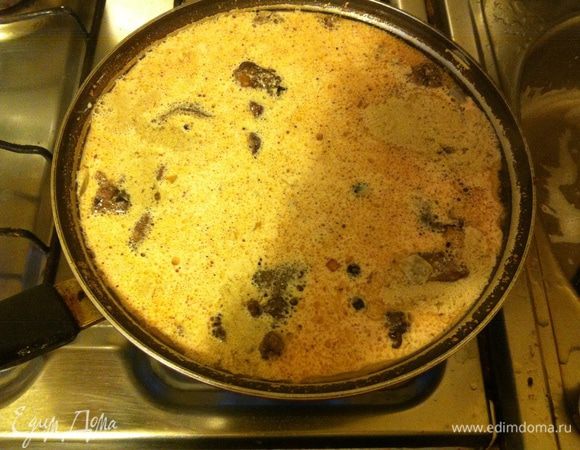 Соус смешиваем с печенью.
Доводим до кипения, накрываем крышкой и тушим на медленном огне.