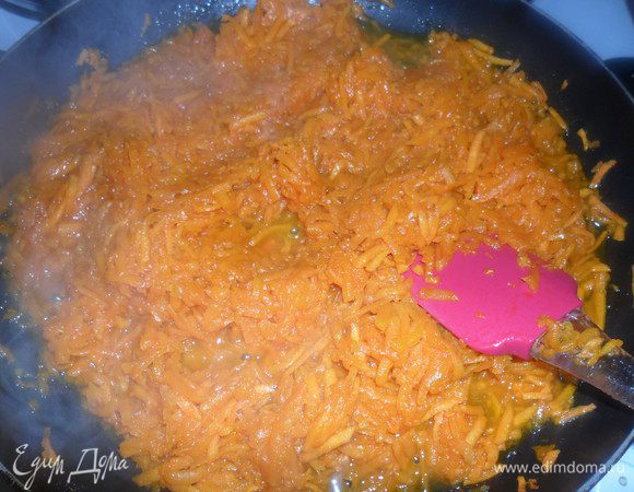 Тыкву натрите на терке и на смеси сливочного с растительным маслом потушите на сковороде с добавлением сахара (по вкусу, и в зависимости от сладости тыквы)