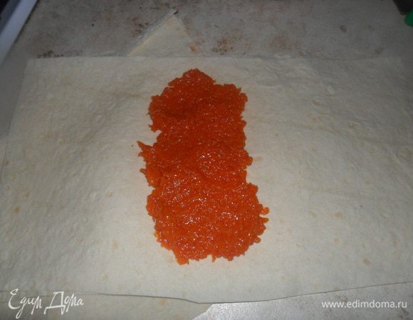 Выкладывайте начинку на лаваш, который предварительно разрежьте на три части, сверните, как Вам удобно, но подгибая края, чтоб начинка не вытекала.