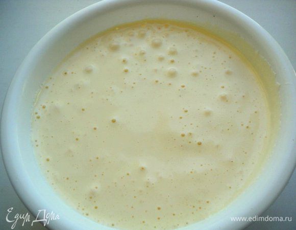 Яйца взбить с сахаром. Я взбивала своим любимым методом, поставив миску с яйцами над кастрюлей с горячей водой. Взбивать минимум 6 минут, яйца должны увеличится в объеме в 3-4 раза. 
