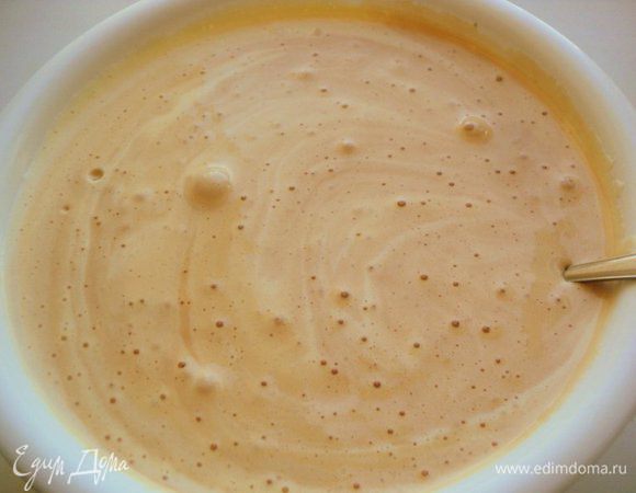 Частями добавить к яичной массе шоколадную массу, хорошо вымешивая снизу вверх лопаткой. Муку смешать с какао, содой, разрыхлителем теста, просеять через сито. Добавить мучную смесь в яично-шоколадную. Мешать осторожно снизу вверх.