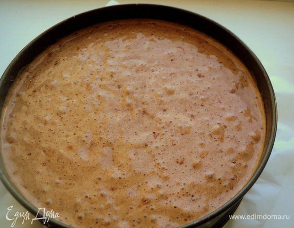 Форму размером 25 см застелить бумагой для выпечки, смазать маслом и вылить тесто. Выпекать при температуре 180°C 50-60 минут (ориентируйтесь на свою духовку). Первые 40 минут духовку не открывать, чтобы бисквит не осел.